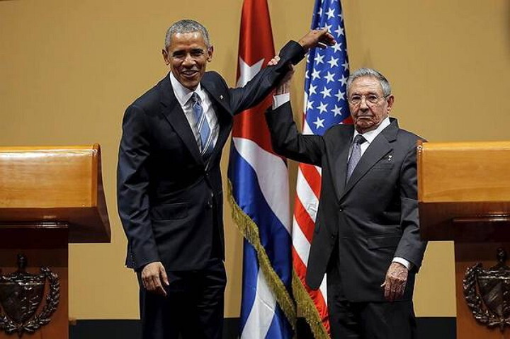 Рауль Кастро не позволил Бараку Обаме положить на себя руку