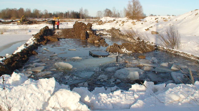 В Югре под лед провалился трактор вместе с трактористом