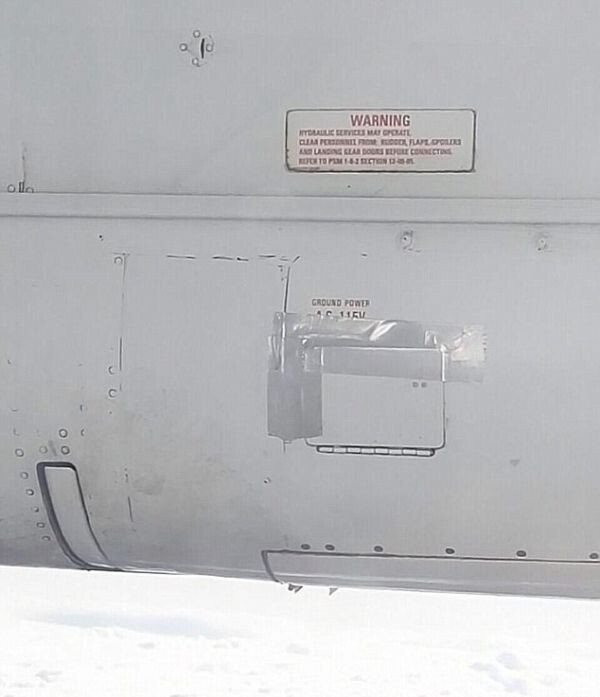 Крыло самолета авиакомпании Air New Zealand отремонтировали скотчем 