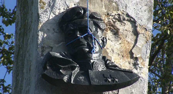 "Благодарные" поляки демонтируют памятник Черняховскому.