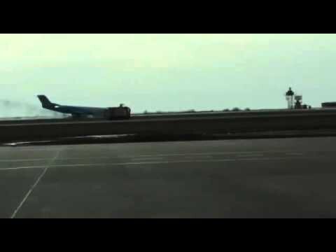 Опубликовано видео приземления лайнера без шасси в Астане