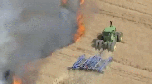 Фермер спасает свой урожай от пожара