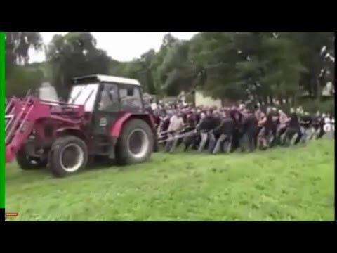 Люди против трактора
