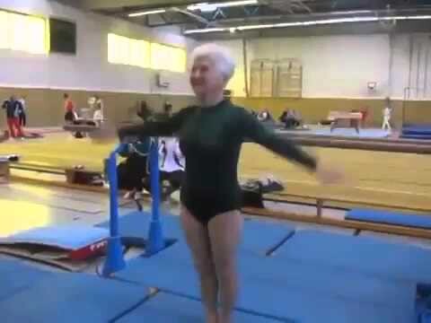 86-летняя женщина показывает мастер класс по гимнастике