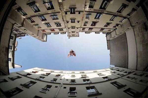 Фотограф направляет камеру вверх и превращает пространство между крышами в целые истории