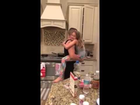 Когда мама зашла на кухню и увидела танец папы с дочкой, она застыла в восторге!