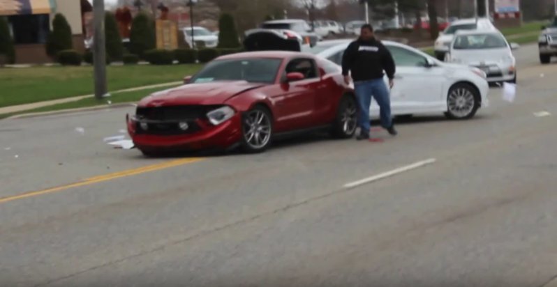 Неудачная попытка владельца Ford Mustang удивить зрителей