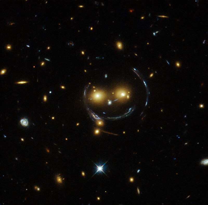 Телескоп Hubble сфотографировал «космический смайлик» + Bonus