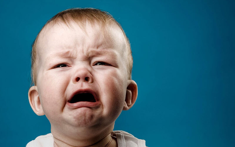 Родители выложили фото своих плачущих детей с подписью, почему они плачут
