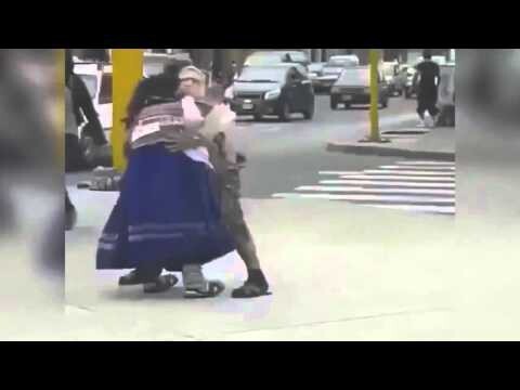Забавный уличный танец деда с бабкой