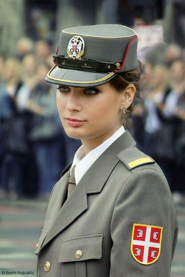 Девушки-военнослужащие сербской армии