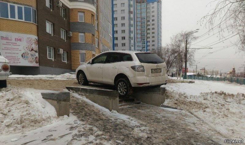 Крайне оригинально припарковал свою машину житель Саранска в новогоднюю ночь