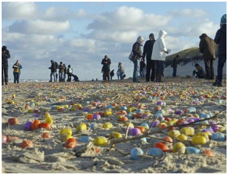 Побережье острова Лангеоог засыпало пластиковыми яйцами