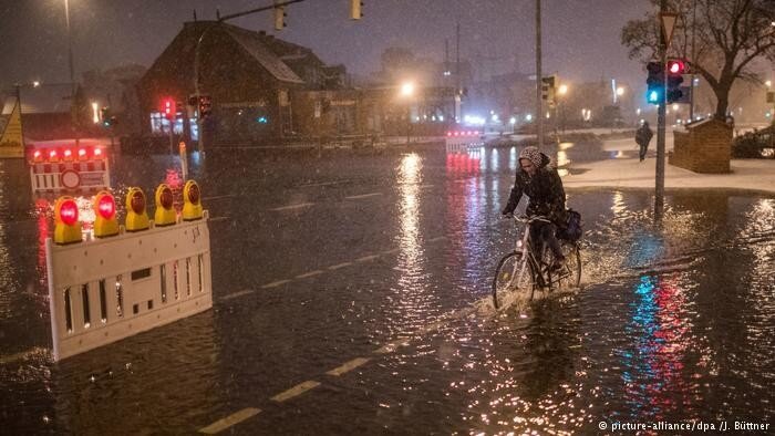 На севере Германии объявлен режим ЧП из-за урагана