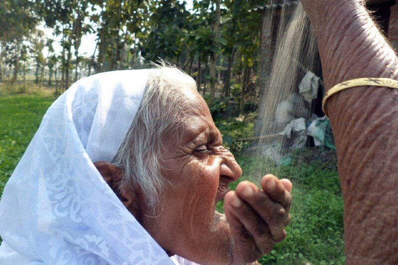 Пожилая жительница Индии питается песком и не болеет
