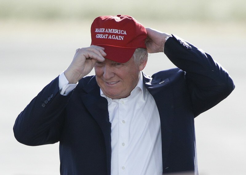Алек Болдуин подшутил над Трампом, сфотографировавшись в кепке с его лозунгом на ломаном русском
