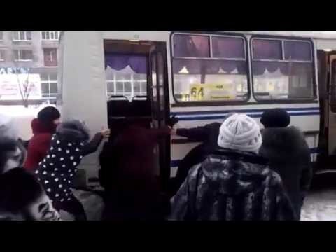 Суперженщины, толкающие автобус Архангельске