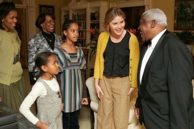 Дженна Буш Хагер опубликовала фото дочерей Обамы во время их первого визита в Белый дом