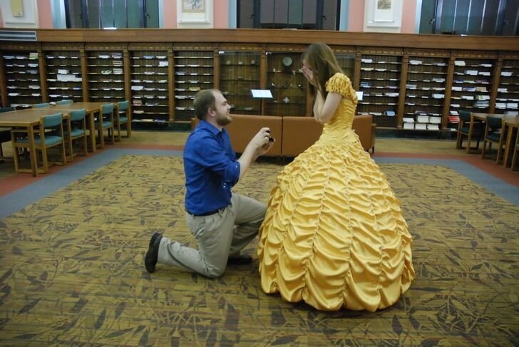 Чтобы сделать предложение, парень воссоздал платье Белль из «Красавицы и Чудовища»