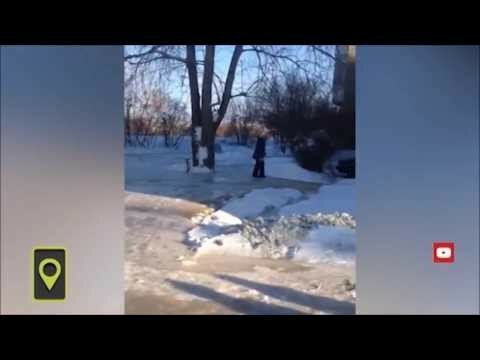 Машина по стёкла вмёрзла в лёд