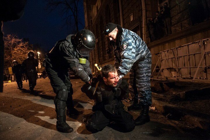 Это вам не «кровавый Янукович». «Русские» силовики Авакова растоптали стадо активистов в центре Киев