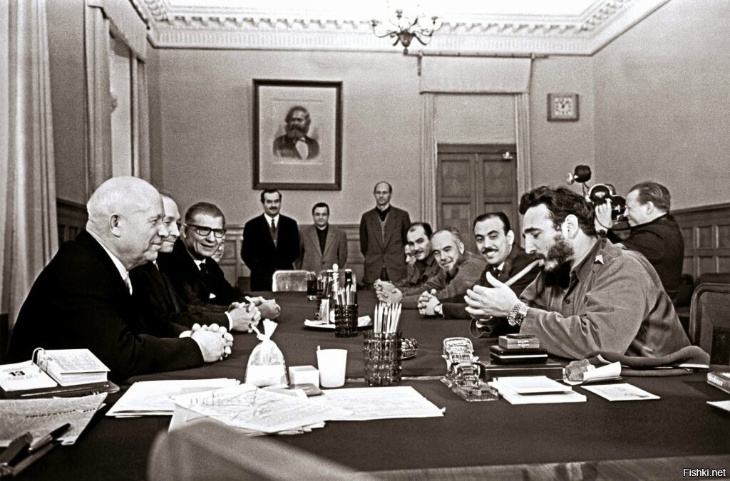 Фидель Кастро с двумя часами Ролекс на руке, курит сигару, во время встречи с...