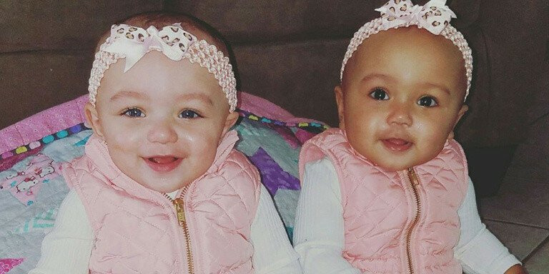 Никто не верит: эти малютки с разным цветом кожи в самом деле близнецы