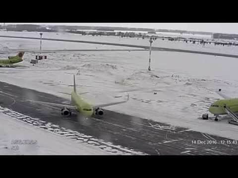 "Дрифт" самолета в аэропорту «Толмачёво»