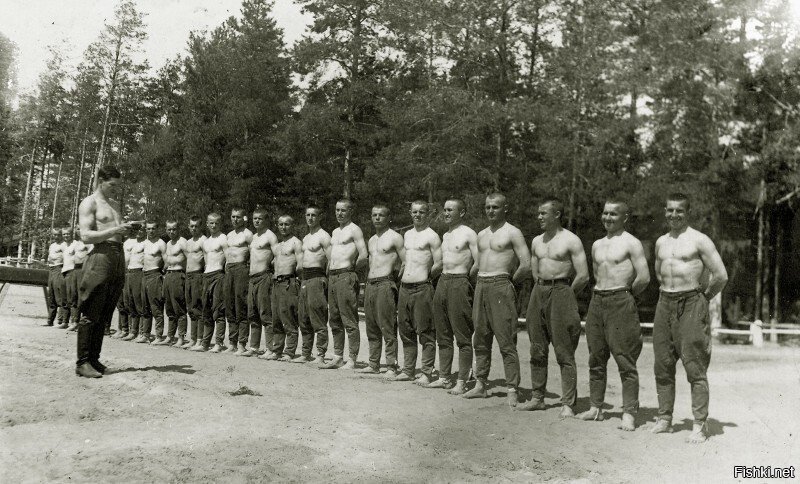 Курсанты Смоленского артиллерийского училища на спортивных занятиях, лето 1940 г