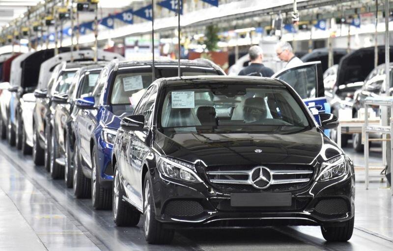 Производство машин Mercedes-Benz на заводе в Германии