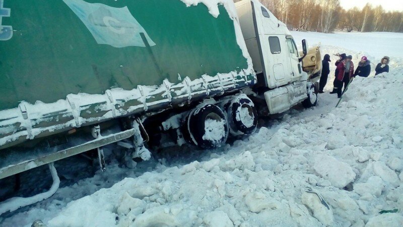 Водители помогли дальнобойщику, который почти неделю ночевал на трассе