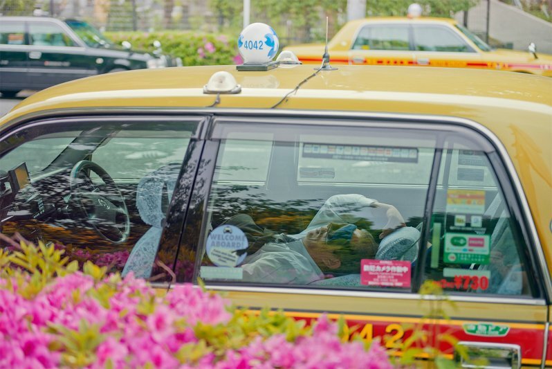 Фотографии спящих таксистов в Токио