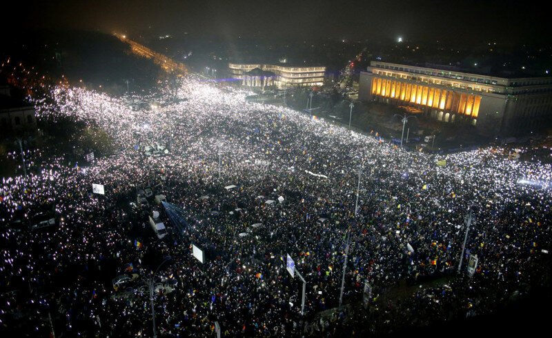  Полмиллиона человек вышли на улицы Румынии в знак протеста: впечатляющие фото с места событий