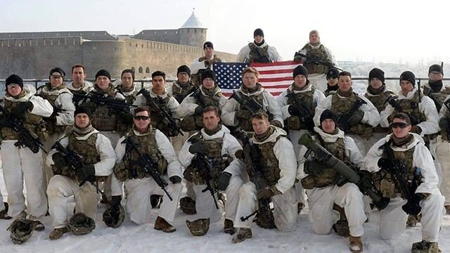 Американские военные устроили фотосессию на фоне крепости российского Ивангорода,