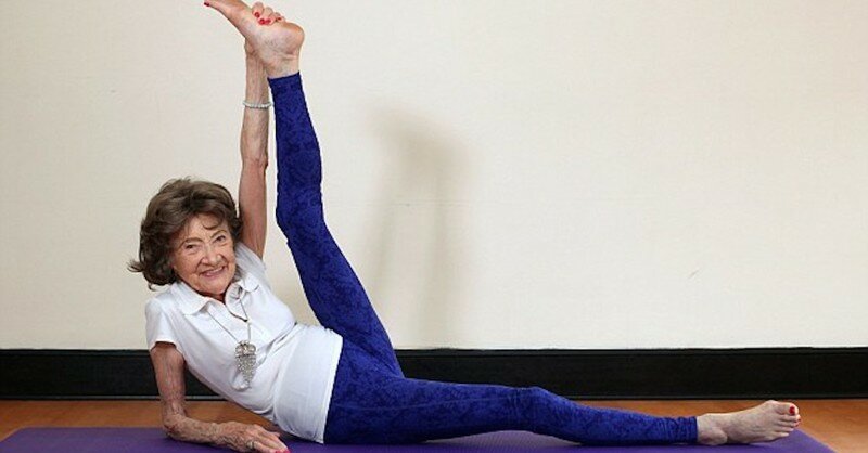 98-летняя Тао Порчон-Линч - старейший в мире инструктор по йоге