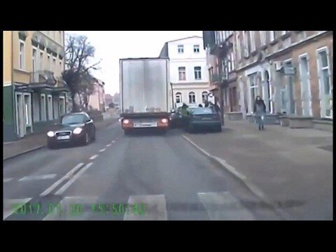 Как не надо выходить из автомобиля))