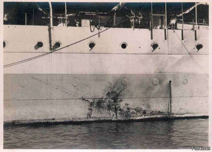 Отпечаток камикадзе на корпусе тяжелого крейсера, 26 июля 1945 года