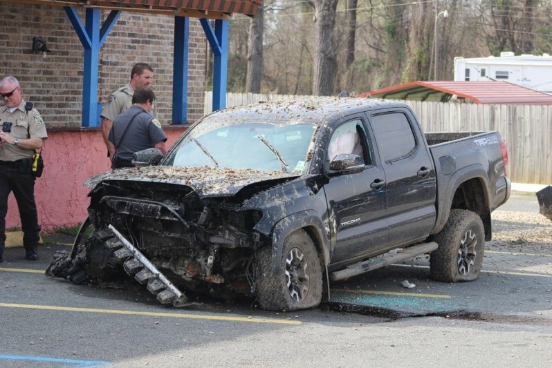 Эффектный полет пикапа во время погони в США