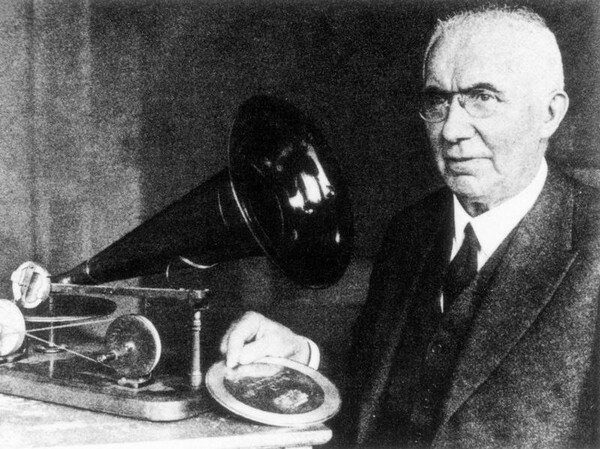 4 марта 1877 г. 140 лет назад День рождения микрофона: Эмиль Берлинер создал микрофон
