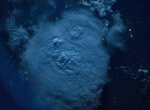 Вид из космоса во время грозы