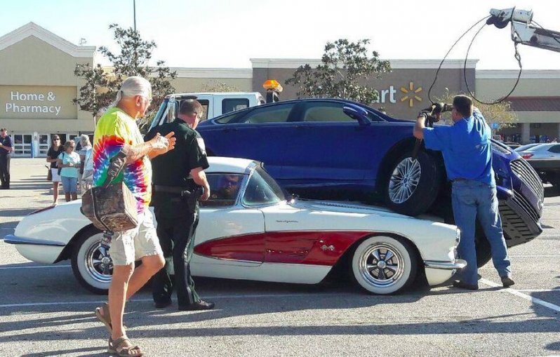 Пенсионерка заехала на классический Corvette 1959