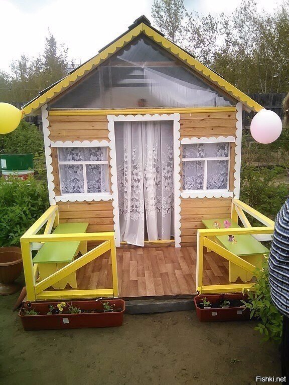 Дедушка построил домик для внука и внучки