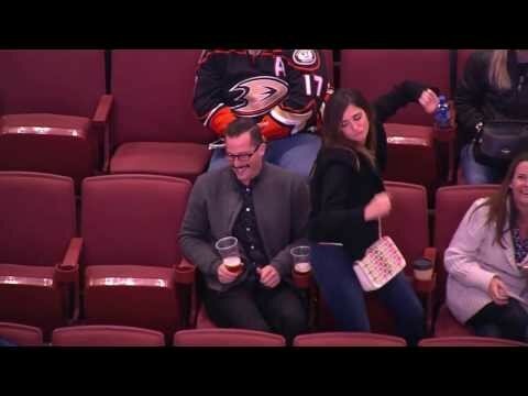 Эпичная танцевальная битва в перерыве матча НХЛ