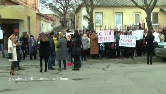 Украинские радикалы начали громить не только банки, но и аптеки