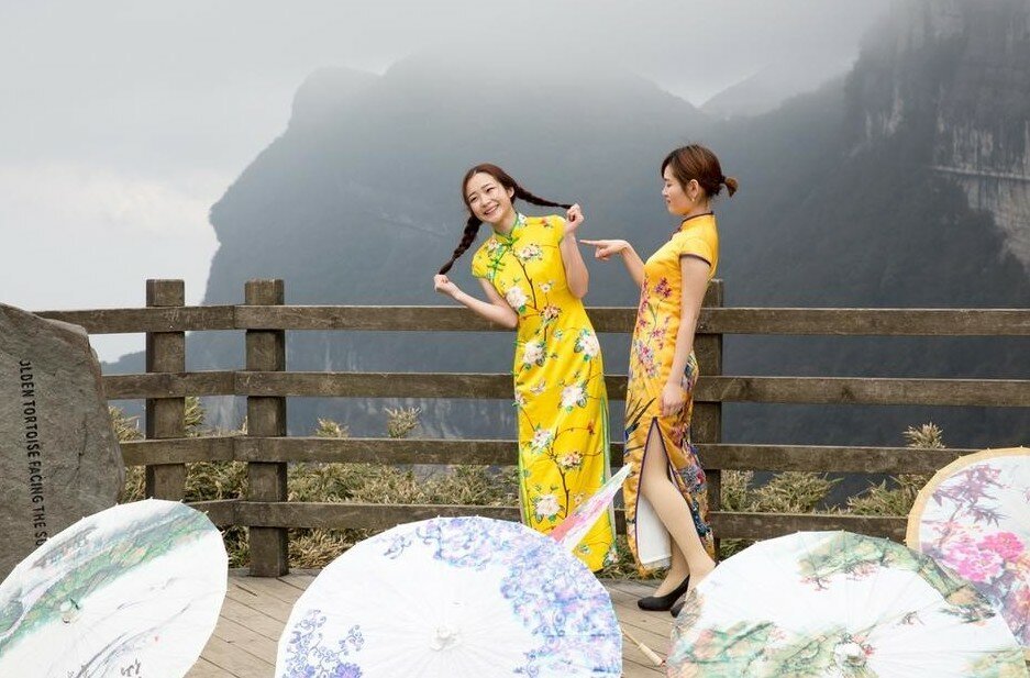 В Китае состоялась демонстрация платьев на высоте более 2 тысяч метров