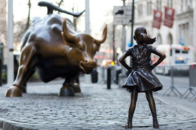 Временно установленную статую «Бесстрашная девочка» оставят в Нью-Йорке еще на год