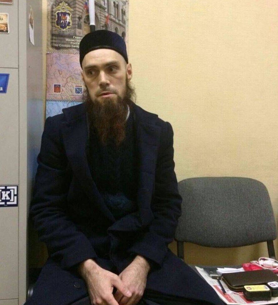 Бородач с фотографий из петербургского метро оказался капитаном ВДВ