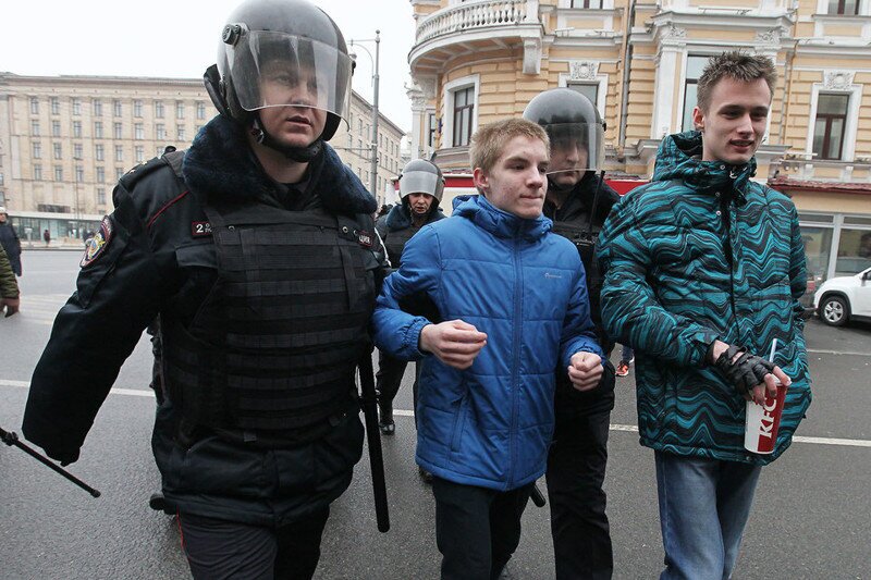 Кремль попросил не наказывать школьников и студентов за участие в митингах