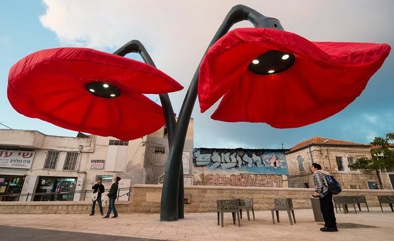 Интерактивные фонари - маки на Vallero Square в Израиле