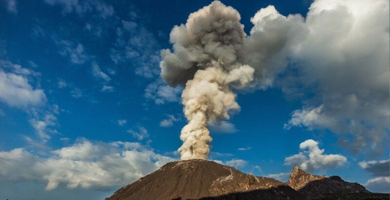 Видео извержения вулкана, снятое беспилотником